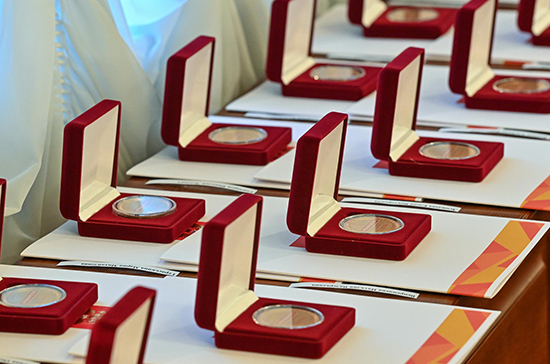 В Калужской области волонтёров наградили президентскими медалями
