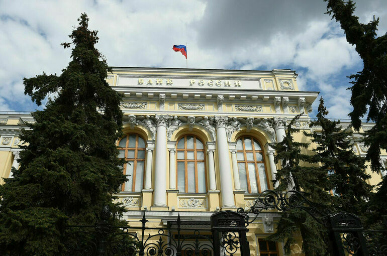 Банк России снизил комиссию на операции по покупке валюты на бирже для россиян