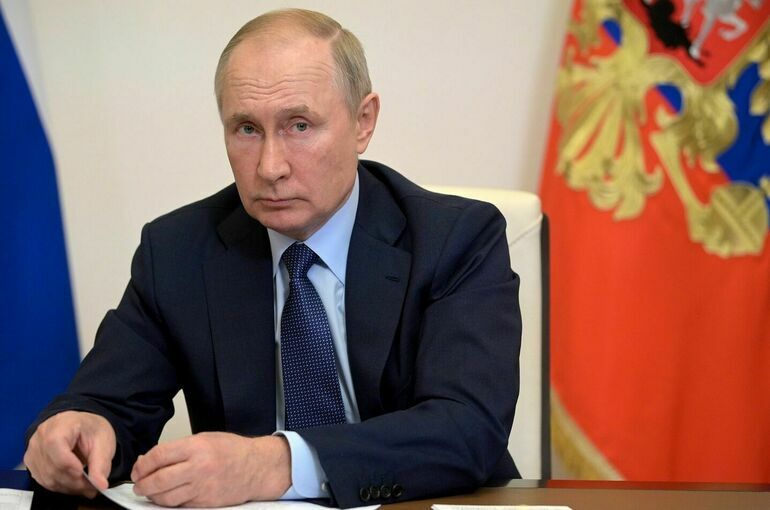 Путин поручил кабмину и ЦБ выстраивать политику с учетом санкционного давления