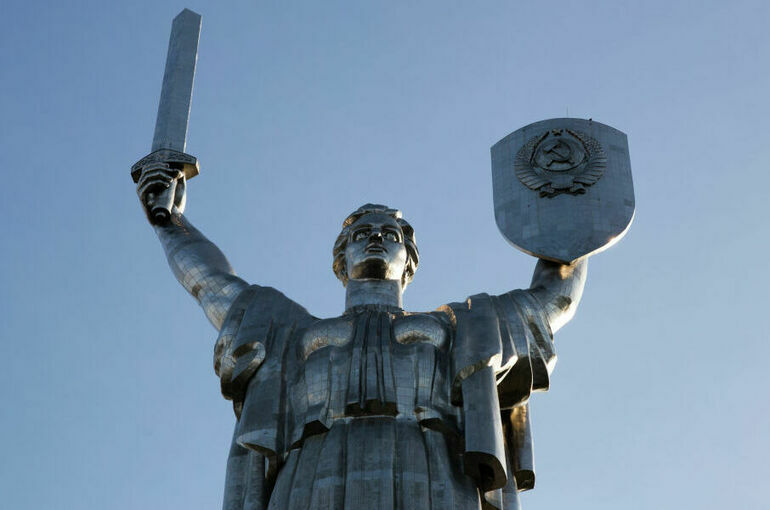 Жители Украины поддержали замену герба СССР на щите Родины-матери в Киеве
