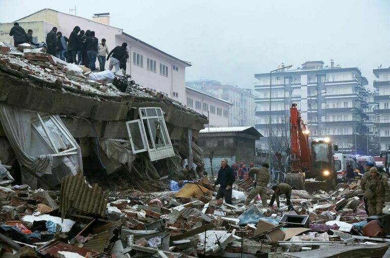 Число жертв землетрясения в Турции увеличилось до 6957