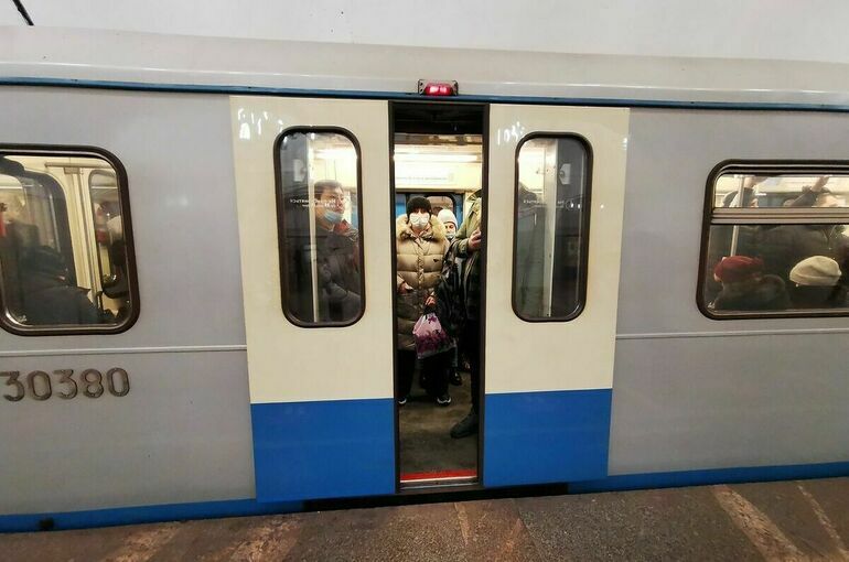 Толкнувшему под поезд подростка в Москве предъявили обвинение