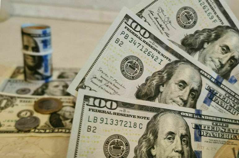 Курс доллара впервые за год превысил 80 рублей