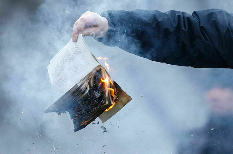 В Багдаде протестующие против сожжения Корана ворвались в посольство Швеции