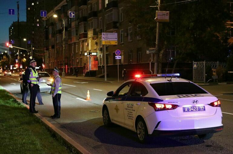 На юго-западе Москвы таксист сбил женщину и троих детей