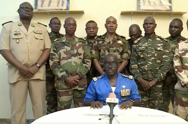Военные Нигера объявили об отстранении президента и закрытии границ
