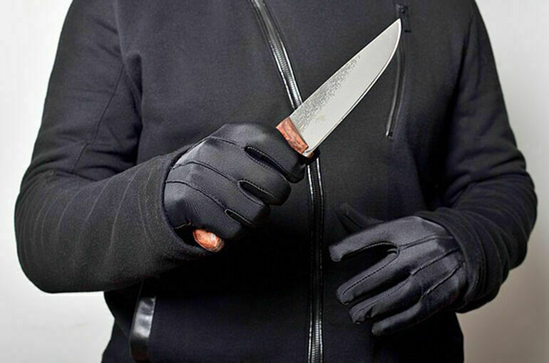 В пригороде Сеула мужчина напал с ножом на прохожих у метро
