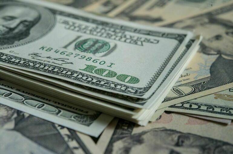Доллар вырос до 100 рублей впервые с марта прошлого года