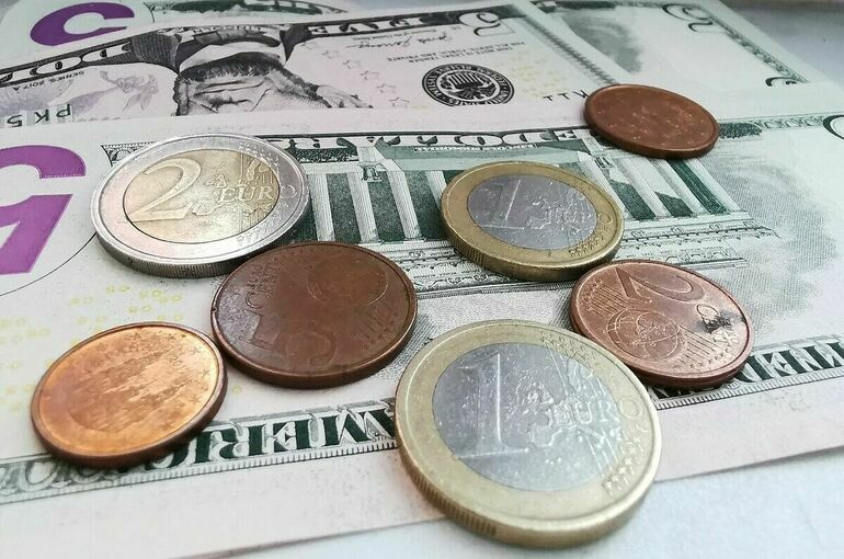 Курс евро на Мосбирже впервые со 2 августа опустился ниже 102 рублей