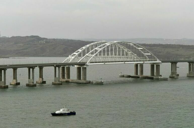 На Крымском мосту временно перекрыли движение