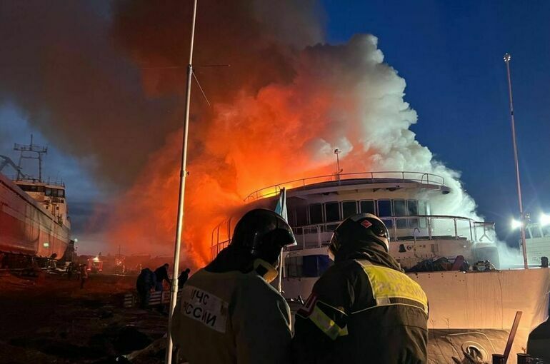 Пожар на теплоходе «Ломоносов» в Архангельске полностью потушен 