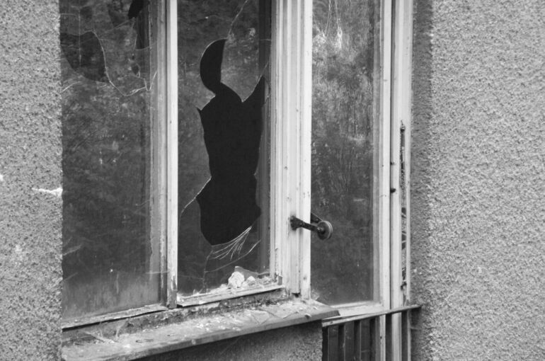 В Белгороде дрон влетел в окно многоквартирного дома, ребенок получил ранения