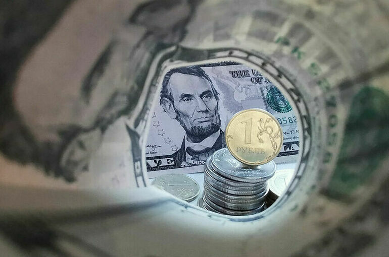 Курс доллара на Мосбирже впервые с 30 января упал ниже 89 рублей