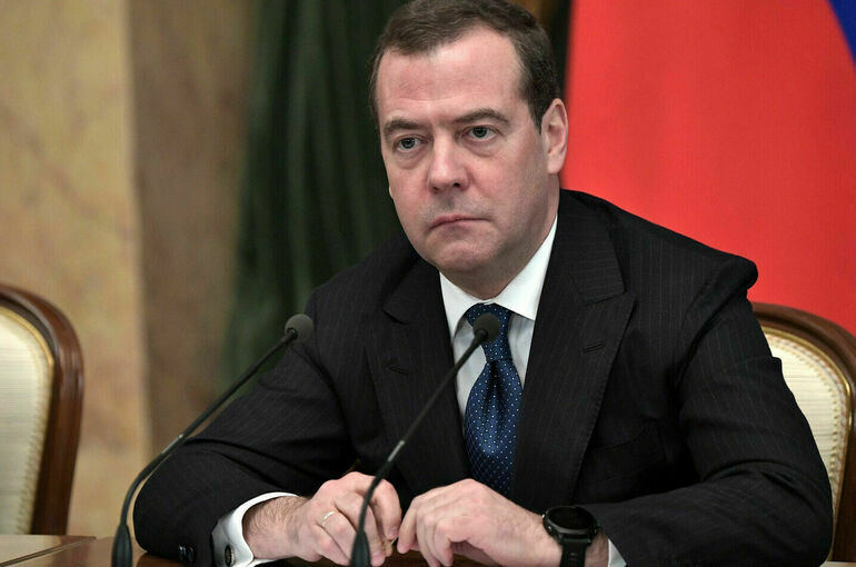 Медведев заявил военным, что России «нужна только победа»