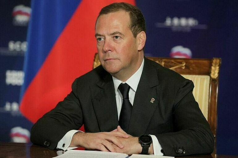 Медведев: Отправка войск НАТО на Украину получит ответ «разрушительной силы»