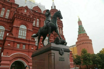 В Москве арестовали женщин, написавших украинское название на памятнике Жукову