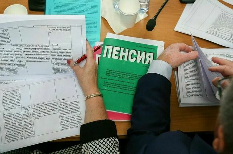 Путин призвал Госдуму утвердить индексацию пенсий работающим пенсионерам