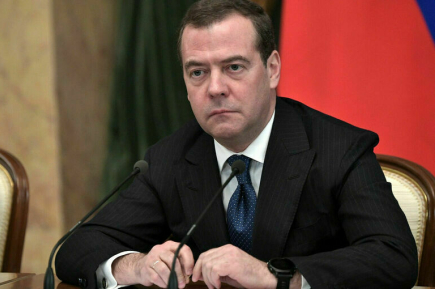 Медведев: Шольц должен покаяться перед украинцами «за вранье про «перемогу»