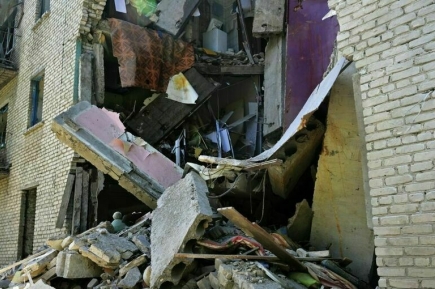 В Луганске из-под завалов жилого дома после удара ВСУ извлекли еще два тела
