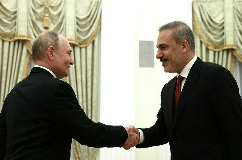 Путин провел встречу с главой МИД Турции