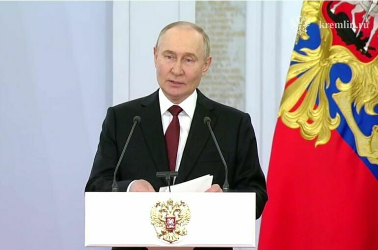 Путин выступил в Кремле с поздравлением в День России