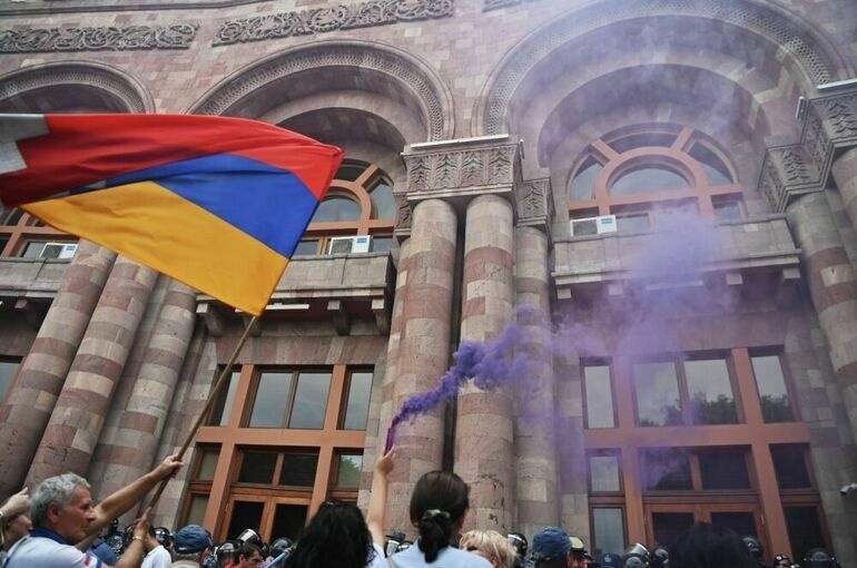 В столкновениях в Ереване пострадал 101 человек