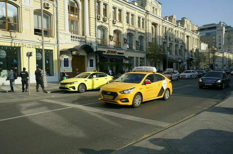 Пассажирам с детьми предлагают не увеличивать цены на такси при повышенном спросе