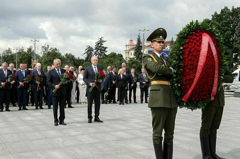 Володин и Сергеенко возложили цветы к монументу Победы в  Минске
