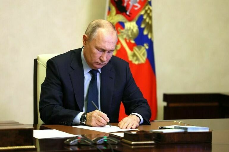 Путин освободил от должностей троих замминистра обороны