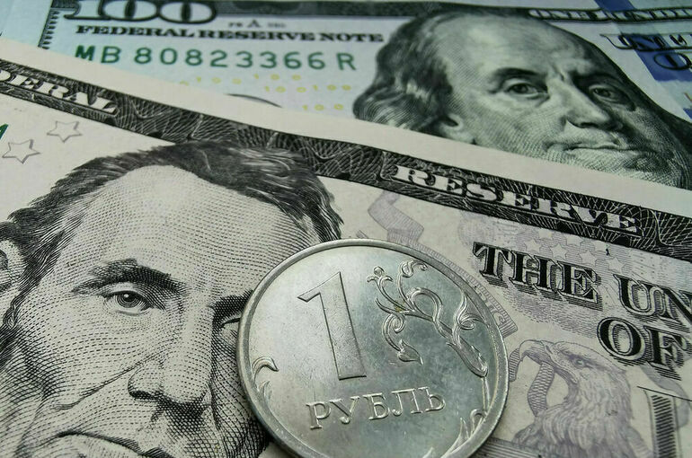 Официальный курс доллара снизился на 4,4 рубля