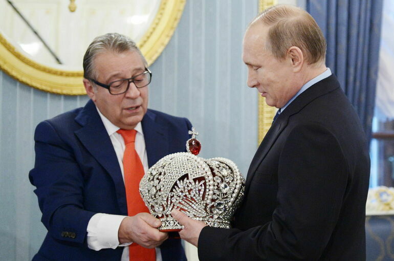 Императорская корона, пара леопардов и хрустальный крокодил: какие подарки дарили Владимиру Путину