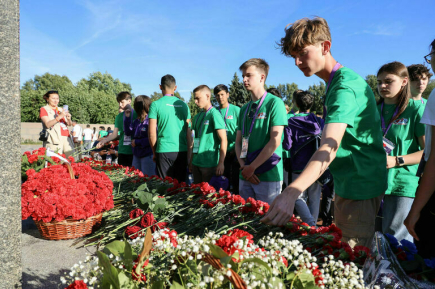 Участники «Поезда Памяти» возложили цветы к мемориалу на Пискаревском кладбище
