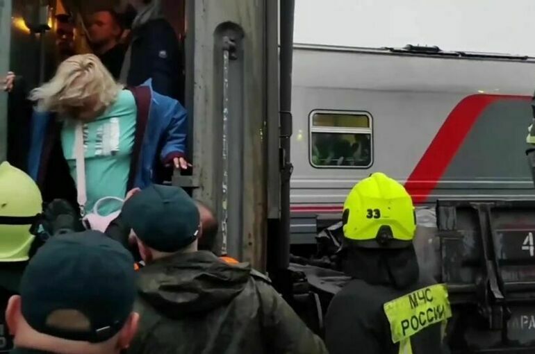 При сходе с рельсов поезда в Коми пострадали около 70 человек