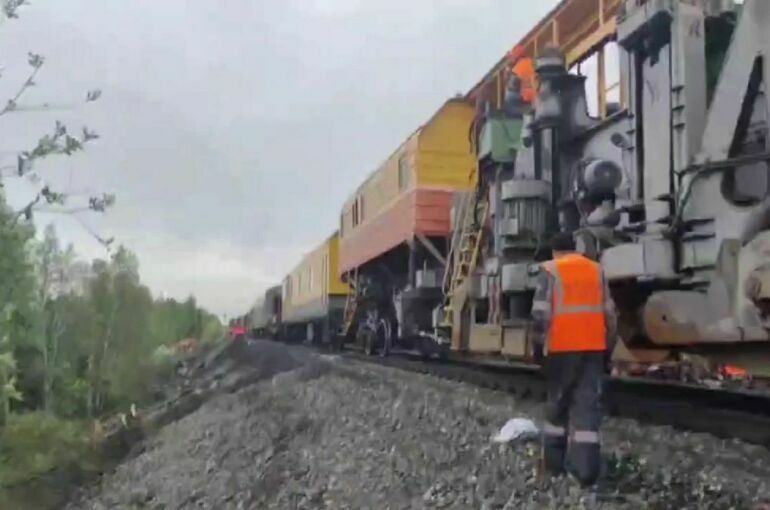 Движение восстановлено на железной дороге в Коми, где поезд сошел с рельсов