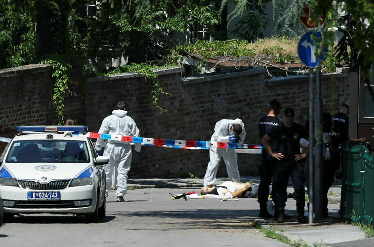 Террорист с арбалетом ранил полицейского у посольства Израиля в Белграде