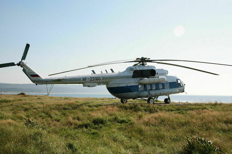 Вертолет Ми-8 с пожарными на борту совершил жесткую посадку в Иркутской области