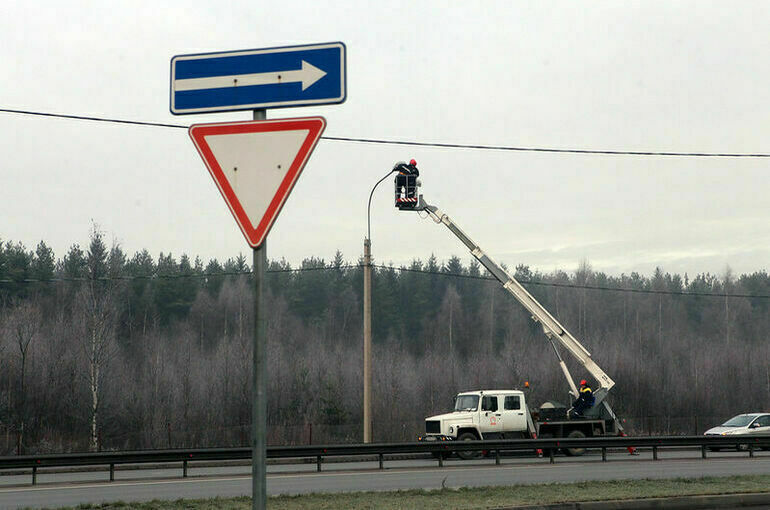 Дорожные знаки в Петербурге призвали закреплять по погодным условиям