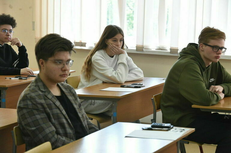Депутат Миронов не поддержал недопуск школьников к ЕГЭ из-за двоек по поведению
