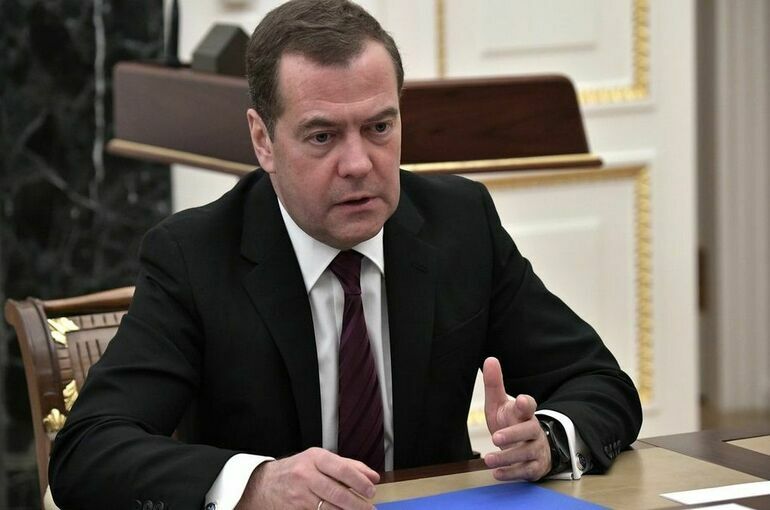 Медведев прокомментировал расстрел боевиками «Азова»* российского бойца