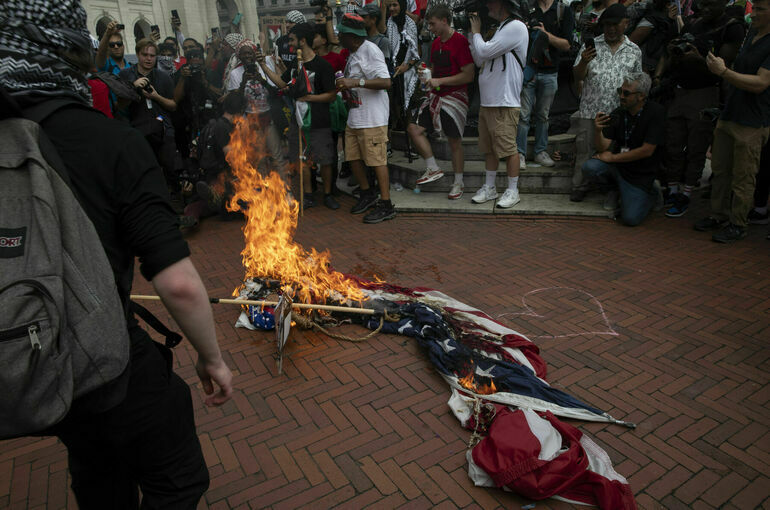 В Вашингтоне протестующие против Нетаньяху сожгли флаги США