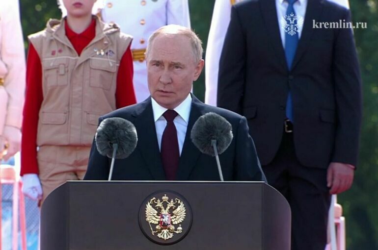 Путин обратился к участникам парада в честь Дня ВМФ в Петербурге