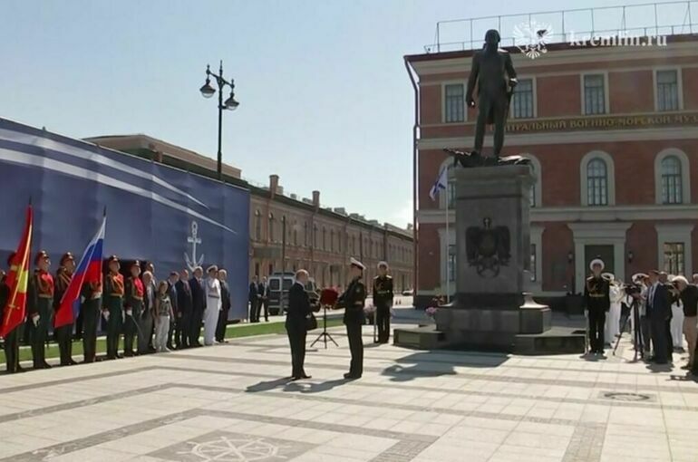 Путин открыл памятник адмиралу Ушакову в Петербурге и получил орден