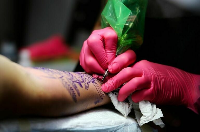 В Госдуме предлагают запретить татуировки несовершеннолетним