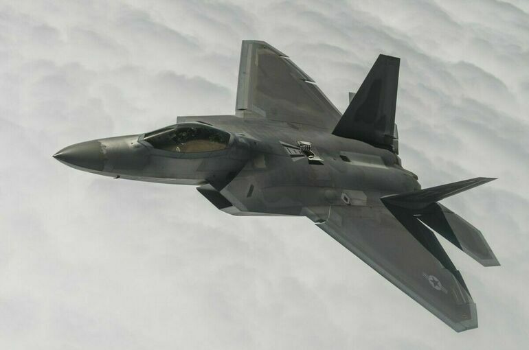 США направили на Ближний Восток эскадрилью истребителей пятого поколения F-22