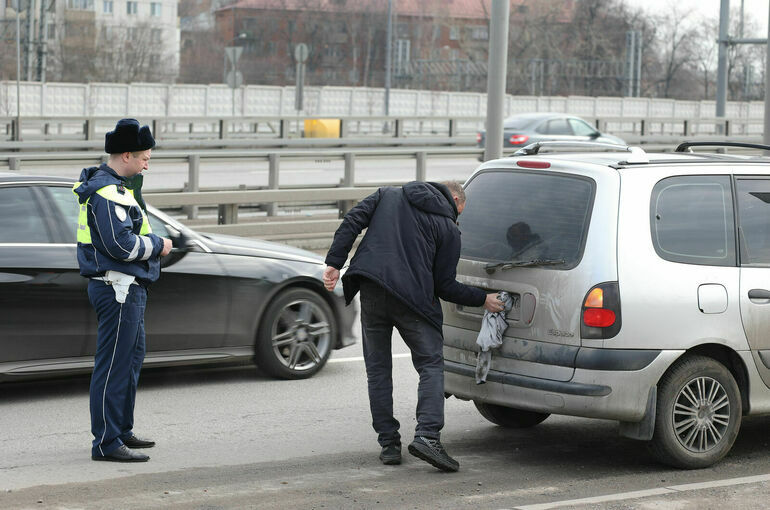 Роскачество поддержало идею борьбы со скрывающими автономера на платных трассах