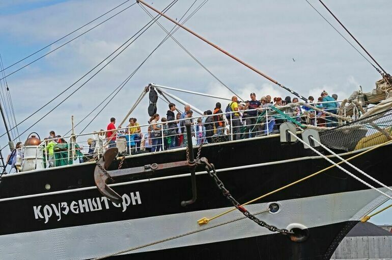 В Калининградской области организовали досрочное голосование на паруснике