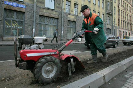 Электромонтеры и укладчики асфальта: куда трудоустроят безработных