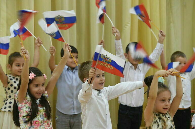 Усыновление детей в недружественные страны решили не запрещать