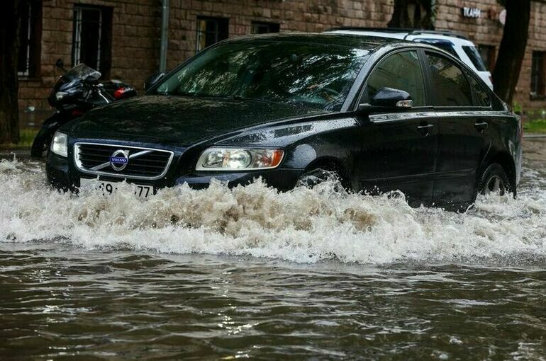 Москвичам рекомендовали отказаться от поездок на авто 8 октября из-за осадков