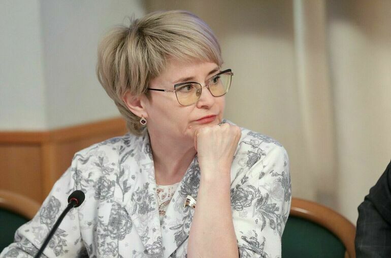 Депутат Аиткулова призвала пресекать критику семей с детьми